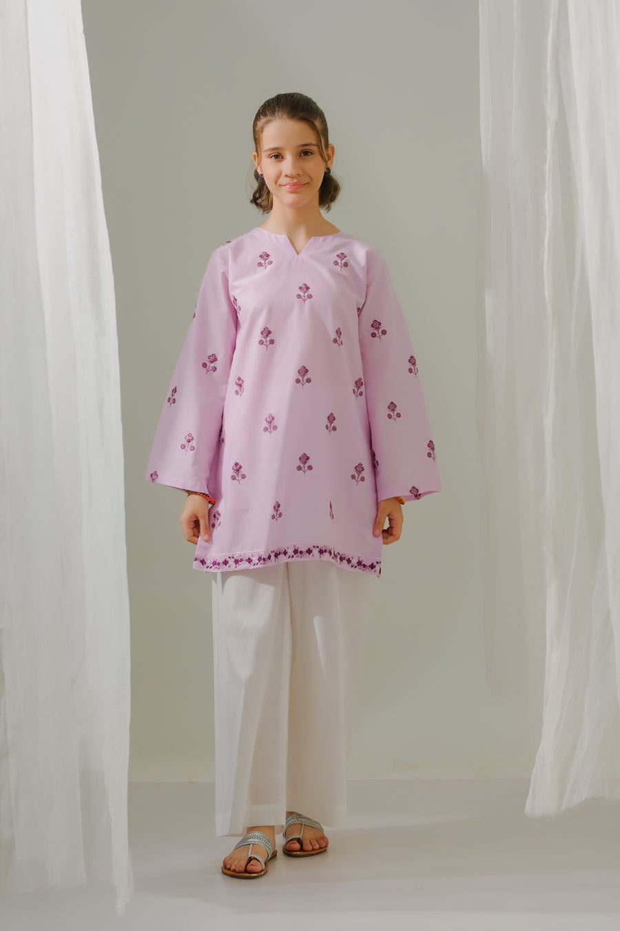 Whimsical Floral Charm - 1pc - Embroidered