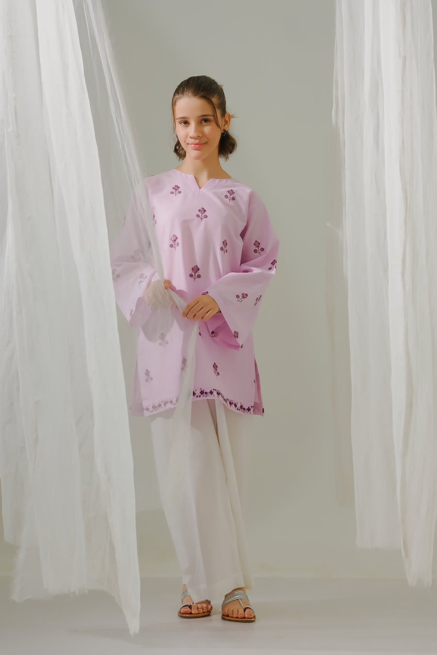 Whimsical Floral Charm - 1pc - Embroidered