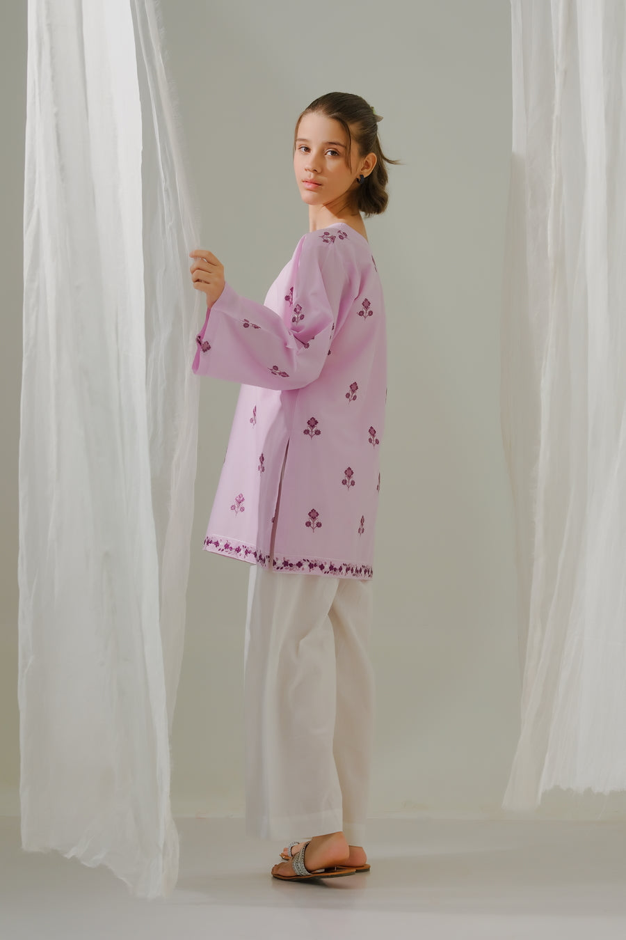 Whimsical Floral Charm - 1pc - Embroidered